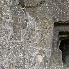 202509
熊本　山鹿
鍋田横穴

岩に剣を持った人物や靫や弓などが彫られた浮き彫り装飾
昔の人がコツコツ掘ったんだろうなと不思議な感じ
この付近は沢山の横穴墓がありました

山鹿はメロンドームのイメージだったけど
栗も有名らしく、とりあえず栗ソフトを食べました
梨も新高梨、甘太梨、特に甘太梨は初めて食べたけど
こんなに甘い梨食べた事なかったです
栗に梨に辛子蓮根…
美味しかった…秋を満喫