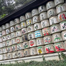 202510
東京
明治神宮

ここは東京？
一歩足を踏み入れたら杜でした
上ばかり見て歩いていた気がします

すごい人だったのですが、とても広いせいか
そんなに混雑した感じもなくのんびり歩けました

私は御朱印帳を持ってきてなかったので
書き置きをいただいたのですが
御朱印をいただくために列に並んでる
外国の方々が御朱印帳を持っているのを見て
おぉーー！となりました