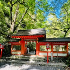 京都　貴船神社の御船形石

奥宮本殿の西側にある「船形石」は、玉依姫が乗ってきた黄船を、人目に触れぬよう石で覆ったものという。貴船神社の名前は此の黄船が貴船になったと言われて居ます。

#サント船長の写真#貴船神社