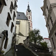 時間は取られないので近くを通りかかった時に覗いてみると良いかと思います。
街中や通りは観光客で賑やかな時でも教会の中は厳かな空気が満ちているので、そういう感覚が好きな人なら行ってみると良いかも。
教会内は暗めです。