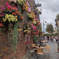 250819
ロンドンブリッジ近くのパブ アンカーバンクサイドで夕食

今回フィッシュ&チップスではなく、ソフトシェルクラブのバーガーとパイントのクラフトビール
ビール2杯と料理で約35ポンド

イギリスの物価は高すぎです