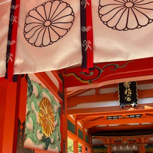 202510
福岡　香椎宮

香椎宮は全国に十六社ある勅祭社の一社で
九州では宇佐神宮と香椎宮の二社です

今年は10年にいちどの勅祭でした

本殿は香椎造という名の日本唯一の建築様式で
国の重要文化財に指定されています

こちらの狛犬は頭が小さく身体ががっちりとしています
初めて見る狛犬でした