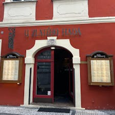 店先の料理の写真に魅かれて入店。
グラーシュとポテサラ、そして黒ビールを注文。なんとかなるかと思ったんですが、1人で食べるには多すぎましたね。流石に器になっているパンは大きすぎました。
グラーシュは少し酸味のあるビーフシチューって感じで濃い目の味付けがビールと合って美味しくいただきました。