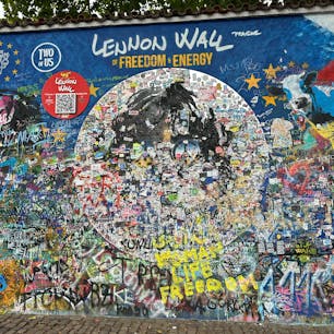 カレル橋周辺を散策中にちょっと立ち寄り。写真の通りシールやペイントでぐちゃぐちゃになっています。
あとこことは関係ないですが、壁の右手に水路があって、水車の横に何かの像(アート？)が置かれていました。
プラハはこういうのがそこらじゅうにあって、街歩きだけでも小さな発見が面白いですね。