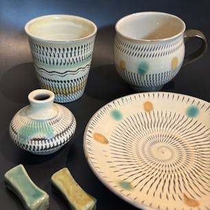 202510
大分　日田
小鹿田焼民陶祭

約300年の歴史をもつ小鹿田焼
当初から窯は家族単位、息子1人が窯を継ぎ、
弟子はとらない一子相伝を守り続けています

川に沿って9軒の窯元が点在し、水流を利用して
土を砕く唐臼のギーー、ゴットンという音が、
山や川や色んなところから聞こえてきます
残したい日本の音風景100選にも選ばれています

器はひとつひとつ違うので、
インスピレーションと思い切りが大事
悩み始めたらずっと悩みます笑
3つの窯元から買いましたが、みんな違いますね
小袋窯では購入したら、
お抹茶とお饅頭をいただけました