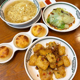 Hong Kong Gourmet Street / Tokyo

吉祥寺にある「香港食通街」では、本場さながらの飲茶を味わえます。
香港の定番おやつ「ボロバオ」や、大根餅のXO醬炒め、海老ワンタン麺など絶品メニューばかりで選ぶのが大変！（料理はメニューの写真より小さめで、味は全体的に濃い目です）お代わり自由のポットプーアル茶は200円。お得なコンボセットもあり、予約も不要なので、一人でサクッと立ち寄れるおすすめのお店です♪

#tokyo #tokyosightseeing #tokyorestaurant  #hongkonggourmetstreet #bluemoon