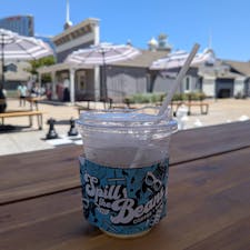 250724

サンディエゴを代表する観光地シーポートビレッジ
お土産屋さんや飲食店が立ち並ぶエリアです

カリフォルニアらしい雲一つない空は、暑そうに見えますが、半袖では少し肌寒く感じます