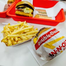 250722
大谷翔平も大好きなIn-N-Outバーガー
深夜まで大行列してます

個人的にはマックやバーガーキングの方が好みです