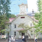 札幌のシンボル「札幌市時計台」。
開拓使の歴史を学べるほか、クラークとの記念写真も撮れますよ♪