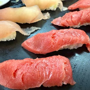 すしざんまい上野店
本鮪の解体で有名なすしざんまいへ
マグロは新鮮！お酒のつまみもありで、お寿司で食事の方もちょっと飲みたい時にもオススメです。日本酒の種類も豊富でした。

#すしざんまい
#すしざんまい上野店
#寿司
#すし