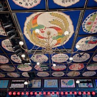 202510
熊本 山鹿
八千代座
明治43年(1910)に建設された芝居小屋で
国指定重要文化財です
時代の流れでお客が減り、小屋は荒れ果て
屋根には穴があきボロボロになっていましたが
平成の大修理を経て平成13年から現代の芝居小屋として使用されています
特徴的な天井の広告はとても綺麗です
八千代座内も色々見学でき、舞台の下も見ることができます