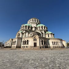 ブルガリア・ソフィアのシンボルであるアレクサンドル・ネフスキー大聖堂。荘厳さと静寂を感じる美しい場所でした。