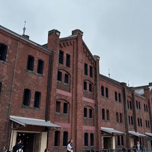 202510
横浜　赤レンガ倉庫

この日は横浜マラソンがあってました
2号館のバルコニーのソファーでまったり
久しぶりに幸せの鐘を鳴らしました

私はどうも煉瓦の建物好きみたい