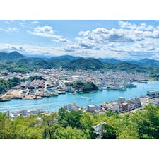 〈千光寺頂上展望台 PEAK①〉
令和4年3月にリニューアルされた千光寺山の頂上にある展望台。
尾道の街並みはもちろん、尾道水道等の瀬戸内海の景色を眺めることができます。