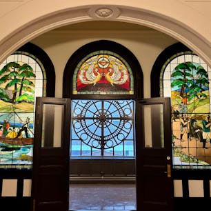 202510
横浜　横浜市開港記念会館

今回は今まで行きたいと思いつつ
行ってなかったところも行きました
そのひとつジャックの塔
大正6年に建てられたフリークラシック様式の公会堂です
外観も素敵だけど中も素敵！
ステンドグラスも天井も床のタイルも
何もかも素敵すぎました
閉館ギリギリに入ったのでゆっくり見れなかったのが残念