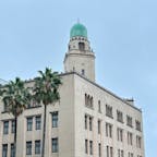 202510
横浜　横浜税関

こちらは横浜三塔のうちのクィーンの塔
昭和9年に建てられた西洋建築様式混在の建物

外観はイスラム風のドーム型の塔があったり
カップ型装飾（照明と推測されてる）
パルメット紋様(繁栄を象徴)がついた棟飾り、軒飾りなど
玄関周りは西洋風、内部は和風とおもしろい造りです


資料展示室は税関についてクイズ形式で知れたり、体験できたりします
スタンプラリーもあったけど、ひとつだけ見つけれなかった