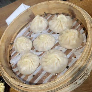 250307

再び小籠包。
今度は台中にあるガイドブックにも載っていない店。
こういう名もないお店が安くて美味しいのが台湾のお店。
香港の煲仔飯があるのも珍しい。