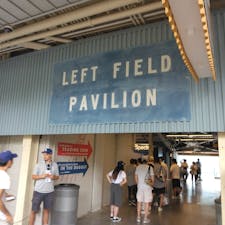 DODGER STADIUMのレフトフィールドパビリオンにある
“IN THE DUGOUT ARフォトブース”
好きなドジャーズの選手2人と、20秒の動画が無料で撮影出来きます。
撮影前にメールアドレスを伝えると、添付で動画が送られてきます。
大変人気で、この時は2時間も並びました・・・