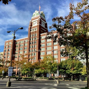 スターバックス本社ビル(シアトル)
1階の店舗でブレックファーストするつもりで訪問するも閉店中。
閉店理由は不明ですが、張り紙内容が理解できず2度も来てしまいました。トホホ・・・