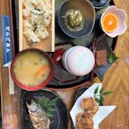 202511
福岡　秋月
だんごあん

川の上に設けられた川床席でお食事がいただけます
やまめの塩焼きのセットと古処鶏の串焼きのセットがあり
唐揚げやだご汁などがついています

他にも甘味や単品もあります

夏は開店前から行列で諦めましたが
何もない今の時期は普通にはいれました
ただ、川の上、山の中なので寒かった！
飲み物、ホットにすればよかったと少し後悔

紅葉の時期になるとまた行列だろうな…