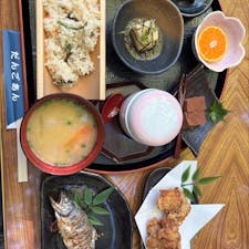 202511
福岡　秋月
だんごあん

川の上に設けられた川床席でお食事がいただけます
やまめの塩焼きのセットと古処鶏の串焼きのセットがあり
唐揚げやだご汁などがついています

他にも甘味や単品もあります

夏は開店前から行列で諦めましたが
何もない今の時期は普通にはいれました
ただ、川の上、山の中なので寒かった！
飲み物、ホットにすればよかったと少し後悔

紅葉の時期になるとまた行列だろうな…