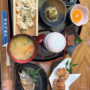 202511
福岡　秋月
だんごあん

川の上に設けられた川床席でお食事がいただけます
やまめの塩焼きのセットと古処鶏の串焼きのセットがあり
唐揚げやだご汁などがついています

他にも甘味や単品もあります

夏は開店前から行列で諦めましたが
何もない今の時期は普通にはいれました
ただ、川の上、山の中なので寒かった！
飲み物、ホットにすればよかったと少し後悔

紅葉の時期になるとまた行列だろうな…