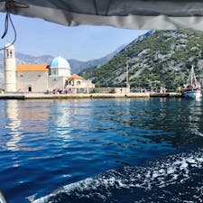 モンテネグロのGospa od S krpjela。岸から5ユーロの船で小島に渡って1.5ユーロで拝観できるこの建物の中身は教会。