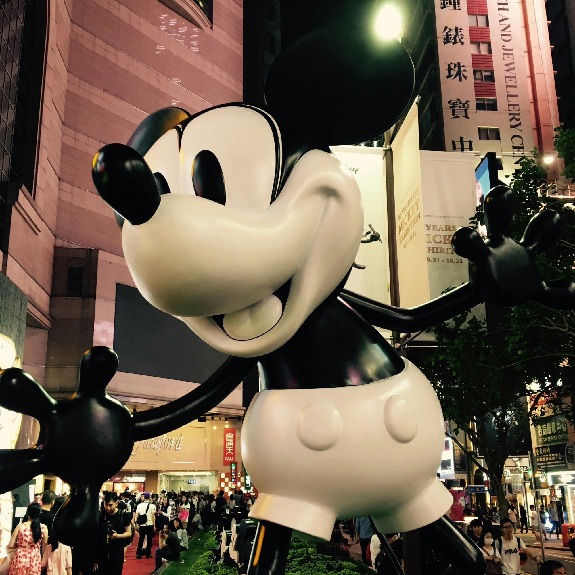 タイムズ スクエア Times Square 時代廣場 の投稿写真 感想 みどころ 香港 タイムズスクエア前でディズニー90周年モニメントをやっ トリップノート タイムズ スクエア Times Square 時代廣場 の投稿写真 感想 みどころ 香港 タイムズスクエア前でディズニー90周年モニメントをやっ トリップノート
