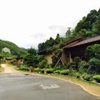 坐忘。右が、本館で、奥が別館。。別館は和室とベッドルームがあり、本館は檜の露天風呂から庭園の景色が見れる。贅沢な時間が過ごせます。大浴場も洞窟あり、神秘的です。
食事は美しいし、美味しいし、夜食のいなりのプレゼントがさりげなくて、坐忘の温かさがありました、