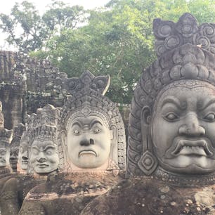 アンコール・トムの南大門の橋には、ヒンドゥー教の天地創世神話『乳海攪拌』の様子が！
石像はほぼ修復されたもの。1430年の隣国アユタヤの侵略と1970年に勃発した内戦の影響でかなり破壊され、当時のままの姿で残っているものはほとんどないのだとか。