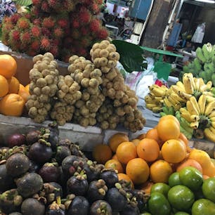 オールドマーケットは午前中は朝市をやっていて、地元の人で賑わっていました。値段は交渉制のお店が多いです。
ランブータンにランサ、マンゴスチンetc…東南アジアのフルーツは美味しいですね♡
#オールドマーケット#カンボジア#シェムリアップ