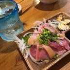 ヤギ刺しが食べられる【いちばんざぁ（石垣島）】
 ANAインターコンチネンタル石垣リゾートから歩いていける居酒屋で、石垣島の料理がいただけます。
普通に美味しいものもありますが、珍しいヤギ刺しもあります。石垣島の「やいまハーブ山羊」で、臭みなどはなくとても美味しいです^^