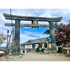 〈金峯山寺銅の鳥居〉
金峯山寺の銅で造られた鳥居。
俗界と聖地の境界を示す、発心門と呼ばれているそうです。