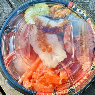 山口県下関市
唐戸市場
海鮮丼（1300円）を買って、海峡沿い遊歩道のベンチでいただきました。久しぶりに参りましたが、握り寿司は、やはり少し値上がりしているように思える中、海鮮丼系は、お得感がある気がいたしました。隣接する駐車場は、１時間までは無料というのもありがたいです。