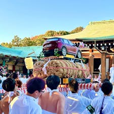 山口県防府市
御神幸祭（裸坊祭）2025
このお祭りには、たくさんの地元企業や学校などが参加されます。一枚目は、マツダ防府工場の方で、俵の上にCX-5が鎮座しているお神輿でした。
