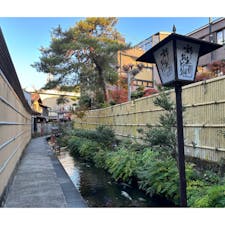 とある秋の日　郡上八幡の町を散策

コンパクトな町並みに風情のある小径や建物、川の眺め、今時の雰囲気のお店もあったりして町歩きが楽しかったです。秋の週末、人は多いながら落ち着いた雰囲気でした。
さくらももこさんによるキャラクター・GJエイトマンもお見かけしました😃

#郡上八幡