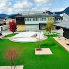 山口市湯田温泉
こんこんパーク
「こんこん」は狐を意味し、約800年前温泉が湧き出るきっかけとなった白狐の伝説に由来します。湯田温泉は非火山性でありながら、70℃を超える温泉が1日2000トンも湧き出ており、こちらの施設でも、無料で足湯が楽しめます。（街中にも無料足湯や手湯が点在しています。）もちろん入浴（有料）もでき、アルカリ度の高い泉質は美人湯としても有名です。この界隈、美味しいお酒と料理の居酒屋さんも多く、足湯で温まりながらぶらぶらしてみるのもまた一興かもしれませんね。