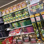 昼神温泉 信州土産いっぱいのコンビニ(長野)
長野県は阿智村にある昼神温泉街には、1軒だけコンビニがあります。
中心地からは少し外れるのですが、幹線道路沿いにあるので車で行くのに便利です。
そのコンビニには信州土産がいっぱい!
主にお菓子とお酒ですが、お土産にするのもよし、ホテルや旅館の中で楽しむのも良いと思います。