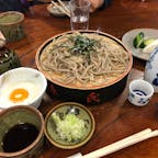 長野県木曽町【旗挙そば 源氏】

国道19号線沿いにある、木曽で人気のお蕎麦屋さん。
木曽の蕎麦らしい、挽きぐるみの黒い田舎らしい蕎麦で、蕎麦は開田高原在来種の開田早生(かいだわせ)を使用とのこと。
蕎麦つゆは少し濃いめなので、最後に蕎麦湯で飲むと、とても美味しいです。
地酒の「中乗さん」と「七笑」があるので、自家製漬物で蕎麦前を楽しむのも良いです。