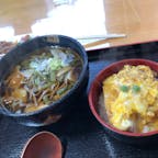 長野県木曽町【つけもの茶屋】

漬物屋さんなのに、三元豚のカツ丼が大人気のお店です。
漬物売り場の傍に、小さな食堂があり、地元のお母さんたちが作ってくれています。
カツはとても柔らかく、本当に美味しい。
売り場の漬物も、飲食をする人であれば無料で試食ができます。
カツ丼も美味しいですが、お蕎麦やラーメンも美味しいです。