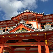 202512
佐賀　武雄温泉新館

こちらは今、資料館となっています
当時この地にテーマパークを考えていたとか
楼門も全部で3つ作ろうとしていたそうで
竜宮城を思わせる楼門は、門をくぐれば現世を忘れて
ゆっくりしてもらいたいという意味があるようです
金銭面の都合で楼門は1つとなりましたが…

こちらの新館1階にはさまざまな昔のお風呂がありました
全て立ち湯ですので浴槽が深かったです
当時貴重であったマジョリカタイルのお風呂もあり、
とっても可愛いです
窓は昔ガラスで、ボコボコいい感じです
二階は宴会場や休憩所だったのかまっすぐなと廊下の横に
お座敷が並んでました