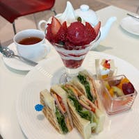 タカノフルーツパーラー 新宿髙島屋店 / Tokyo

創業120年の老舗フルーツ専門店「新宿高野」が直営するフルーツパーラーのホリデーランチメニュー。パフェもフルーツサンドも贅沢にワンプレートで！定番のフルーツワッフルもおすすめ。
間違いない美味しさなので、ついつい訪れてしまうお店です。

#tokyo #tokyosightseeing #tokyorestaurant  #shinjuku #bluemoon