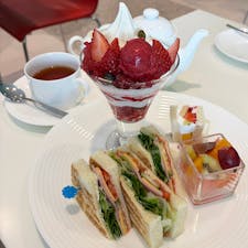 タカノフルーツパーラー 新宿髙島屋店 / Tokyo

創業120年の老舗フルーツ専門店「新宿高野」が直営するフルーツパーラーのホリデーランチメニュー。パフェもフルーツサンドも贅沢にワンプレートで！定番のフルーツワッフルもおすすめ。
間違いない美味しさなので、ついつい訪れてしまうお店です。

#tokyo #tokyosightseeing #tokyorestaurant  #shinjuku #bluemoon