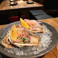 CRAZY×COENZY まんまじぃま / Tokyo

「炉端焼きと藁焼き」で有名な高円寺の人気居酒屋さんで、名物のカツオの藁焼きや、生牡蠣、下仁田ネギの豚焼きなど！食事の最後に、サービスで出された魚のあら汁も最高に美味しかったです。
半地下のようなお店で一見入りにくそうですが、スタッフさんがとても親切で、妙に落ち着くお店です♪

#tokyo #tokyosightseeing #tokyorestaurant  #koenji  #manmajiima #bluemoon