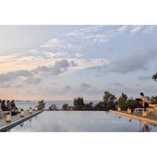 プールサイドで生演奏を聴きながら、サンセットを眺める至福の時間