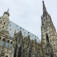 ウィーンの象徴
繊細な彫刻が施されたゴシック建築が美しいです