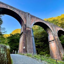 群馬から長野に向かう結構な山奥に眼鏡橋はありました。急カーブの手前に車が4、5台停めれるところがあり、いきなり現れたレンガを積み上げた橋は、見た途端にSLの音と着物姿で乗車している人々の姿が走馬灯のように頭を駆け巡ります。この鉄道の中から見る景色はどれほど美しく、また田舎独特の寂しさを含んでいたのでしょう。あれこれ思いが尽きない場所でした。