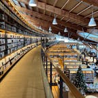 202512
佐賀 武雄
武雄市図書館 武雄市こども図書館
市図書館のほうは、館内にスタバがあることで有名
とても広く、本はもちろん雑貨なども販売しています
写真はこちらのキャットウォークからのみ撮影できます
こども図書館の2階には九州パンケーキカフェが入っており
パンケーキやランチなどを食べることができます
壁面には武雄の大楠が描かれており
絵本の山や秘密の部屋もあり、とても可愛い図書館です