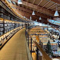 202512
佐賀　武雄
武雄市図書館　武雄市こども図書館

市図書館のほうは、館内にスタバがあることで有名
とても広く、本はもちろん雑貨なども販売しています

写真はこちらのキャットウォークからのみ撮影できます

こども図書館の2階には九州パンケーキカフェが入っており
パンケーキやランチなどを食べることができます
壁面には武雄の大楠が描かれており
絵本の山や秘密の部屋もあり、とても可愛い図書館です