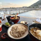 京都
嵐山よしむら
目の前に渡月橋を見渡せる素敵なロケーション。渡月膳をいただきました。（半量ざるそば・半量湯葉おろしそば（温）天ぷら丼（小）・そば麹のつけもの）平日の夕方近くに伺ったので待つこともなくお席に案内してくださいました。
